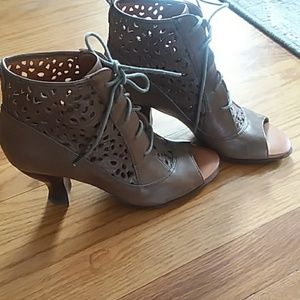 GORGEOUS LEATHER UPPERLINNING BAMBOO HEEL SHOES 🌾